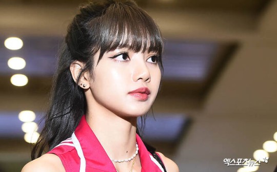 "Korean fans upset with BLACKPINK's Lisa"




